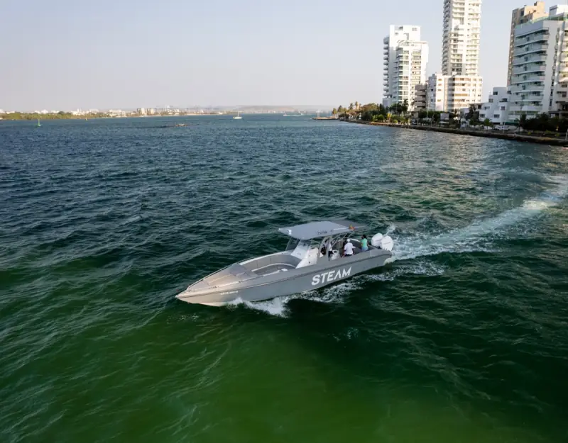 Lancha navegando frente a Cartagena